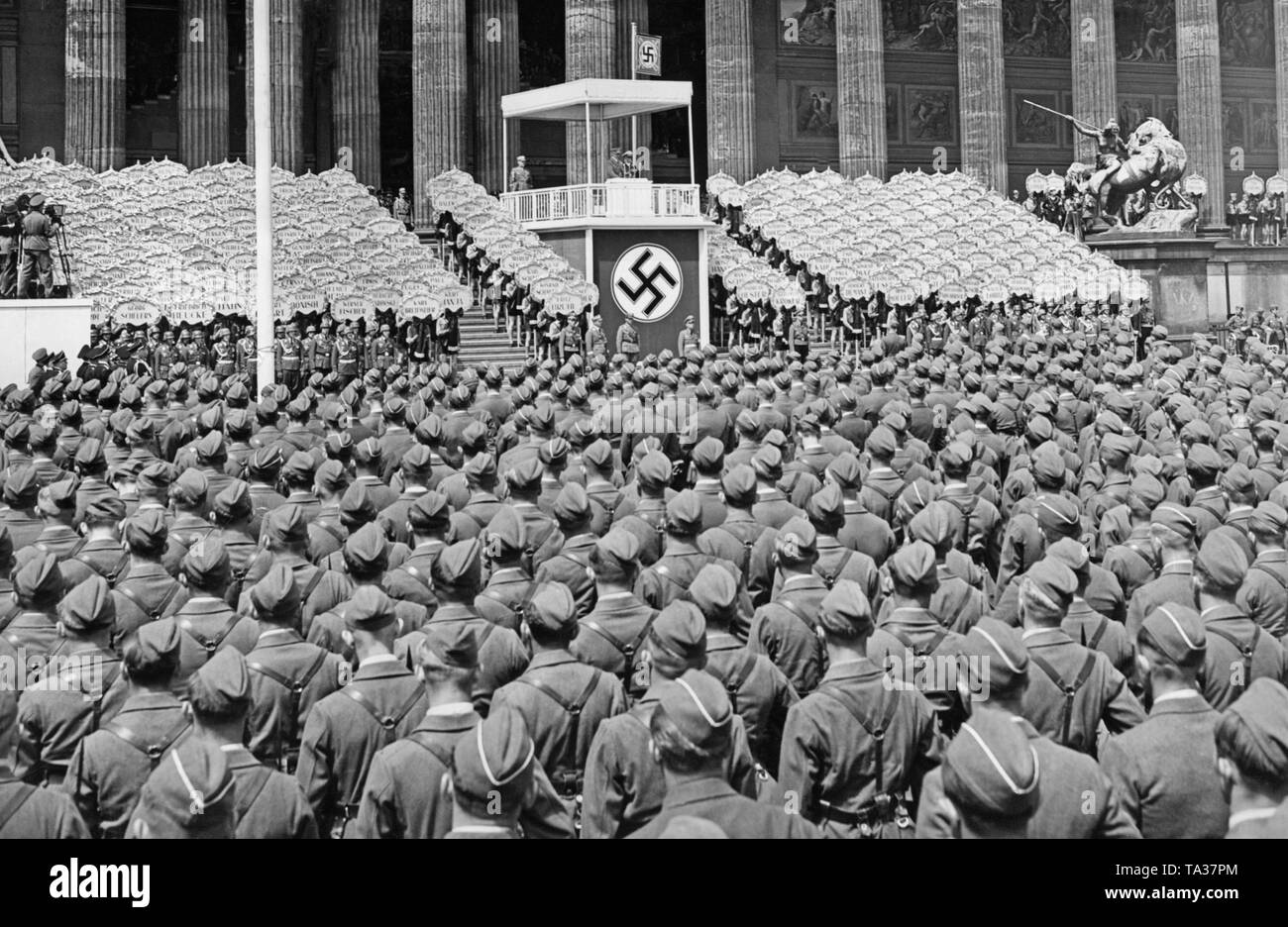 Lors d'un discours d'Adolf Hitler sous un auvent avec croix gammée lors de la cérémonie d'état pour la légion Condor dans le Lustgarten sur l'île des Musées le 6 juin 1939. À côté de lui, c'est Hermann Goering. Au premier plan se les légionnaires. À droite et à gauche de la jeunesse hitlérienne lutrin sont membres avec des affiches portant les noms de personnes qui Spanienkaempfer (qui se sont battus pour la Gauche en Espagne). À l'extrême gauche sont des appareils-photo de film. Lors d'un discours d'Adolf Hitler sous un auvent avec croix gammée lors de la cérémonie d'état pour la légion Condor dans le Lustgarten sur l'île des Musées le 6 juin 1939. Next Banque D'Images