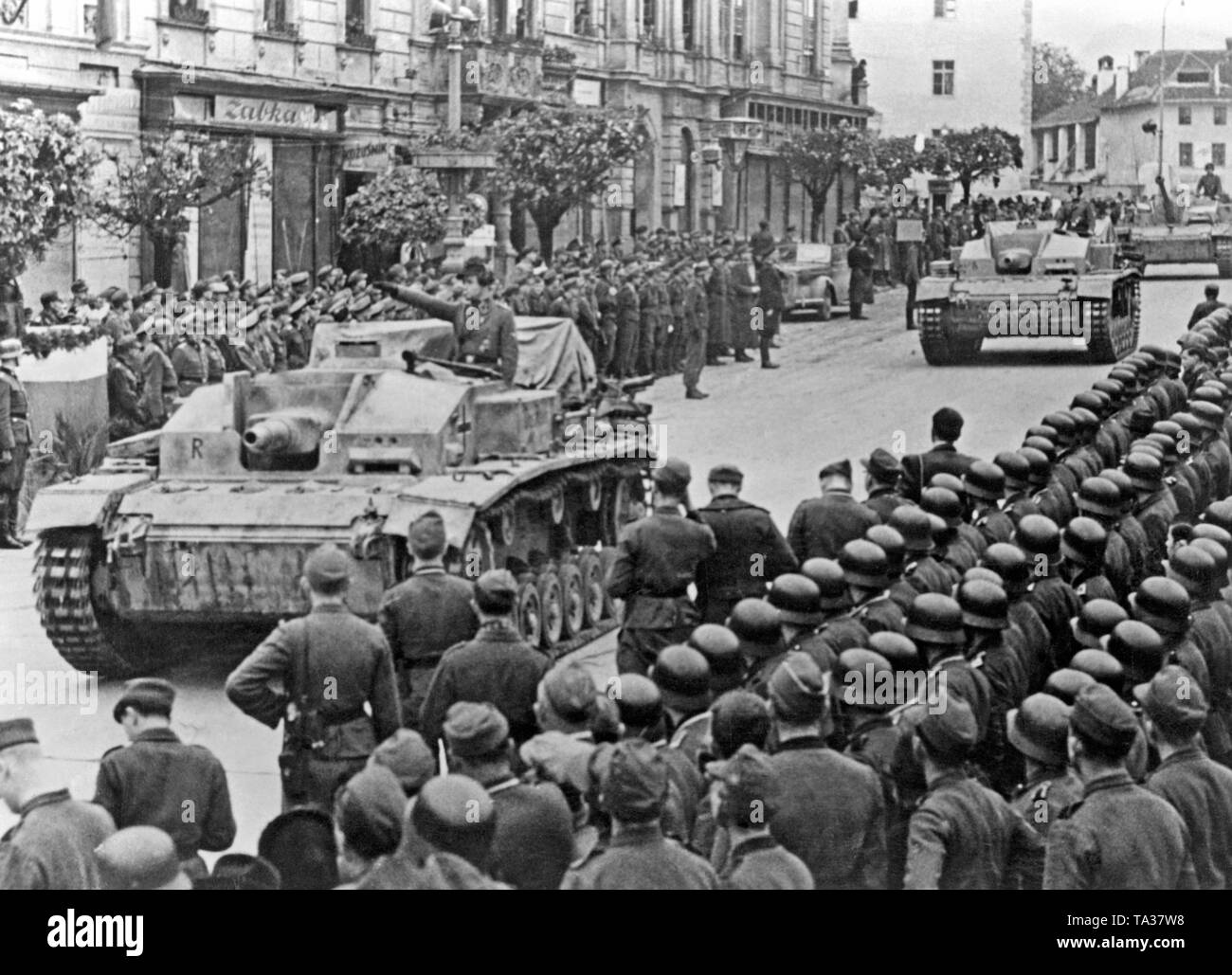Le Soulèvement national slovaque est réprimée par les troupes allemandes et autrichiennes. Un défilé militaire a lieu après la capture de Banska Bystrica par les troupes allemandes. Banque D'Images