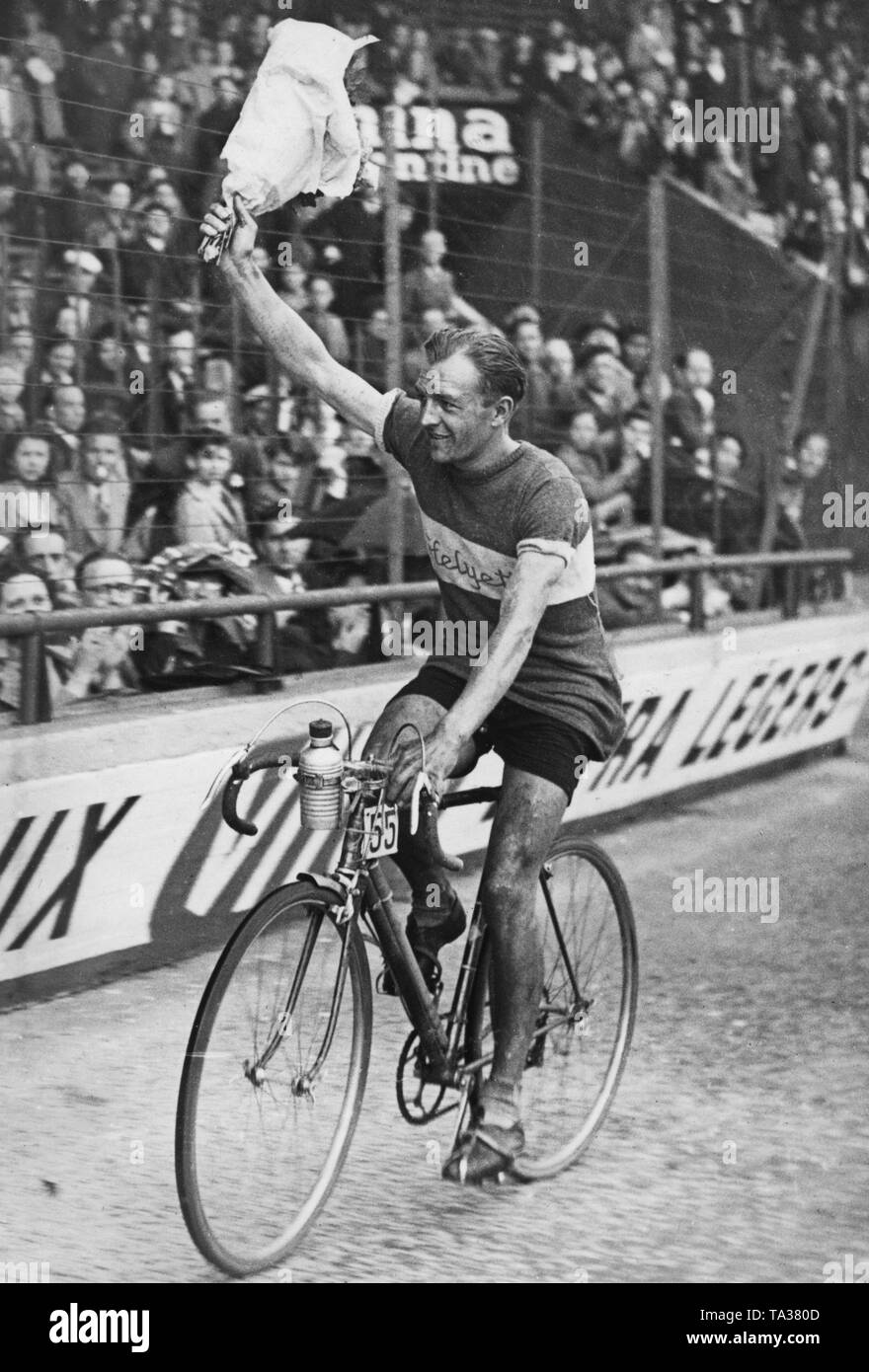 Cycliste belge Albertin Disseaux faisant un tour d'honneur et forme aux spectateurs après sa victoire au circuit de Paris dans le Parc des Princes. Banque D'Images