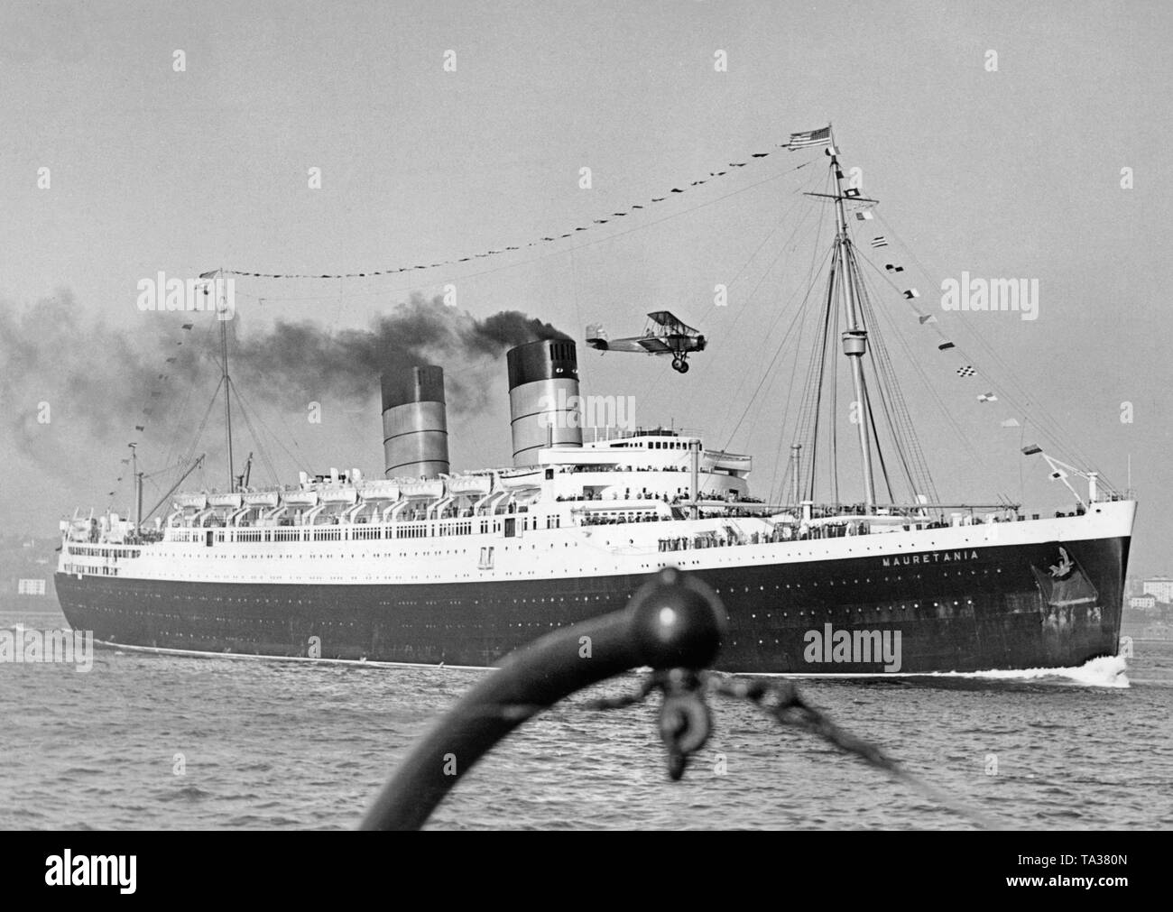 Le auretania «' de la Cunard Line est accueilli par un avion à New York après sa première traversée transatlantique. Banque D'Images