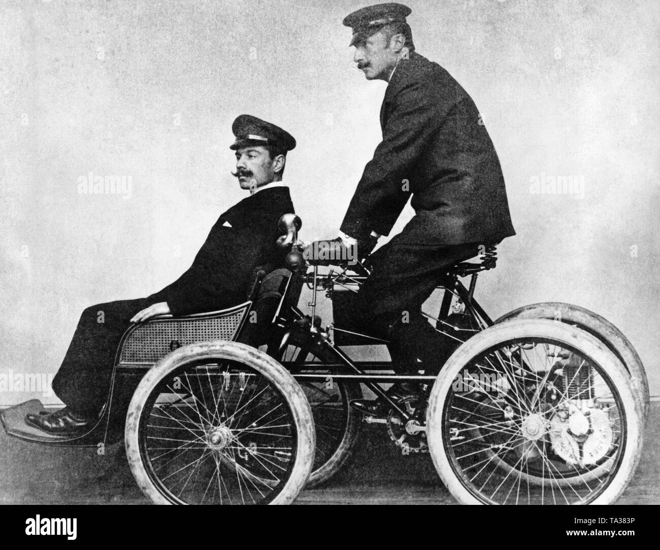 L'un des fondateurs de Fiat, Giovanni Agnelli, sur le siège du conducteur, d'un quadricycle. Banque D'Images