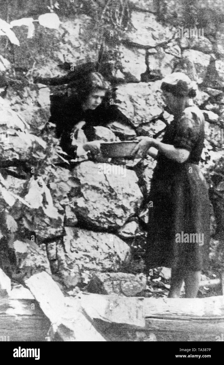 Le mouvement sectaire commence au début de 1945 dans le Beskides. Une femme distribue de la nourriture aux partisans. Banque D'Images