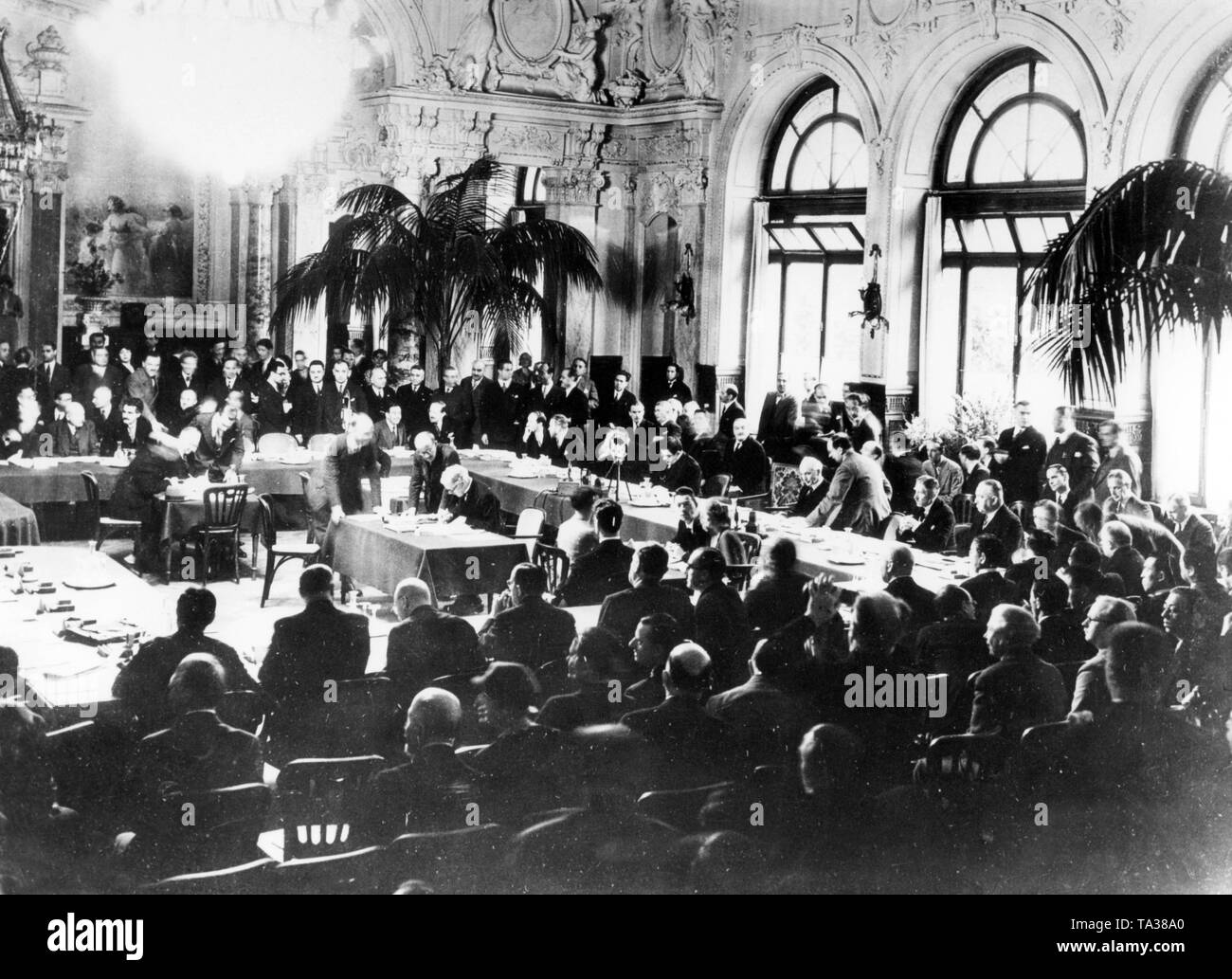 À l'Hôtel Beau Rivage le mémorable Lausanne traité est signé, dans lequel le paiement des réparations allemandes sont limitées à trois milliards de marks. Dans la photo : le premier ministre britannique Ramsay MacDonald assis à la table, assis derrière lui à la longue table, ministre du gouvernement français, Edouard Herriot, à l'extrême droite de la table, le chancelier Franz von Papen, et le ministre des Affaires étrangères Konstantin von Neurath. Banque D'Images