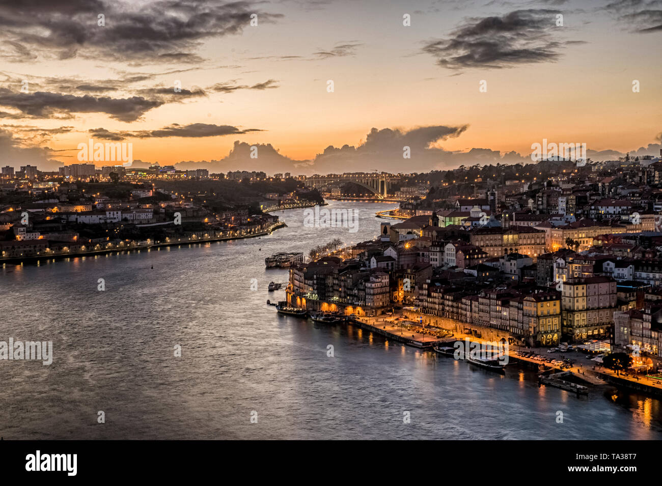 Portugal Porto avec vue sur la rivière Douro Banque D'Images