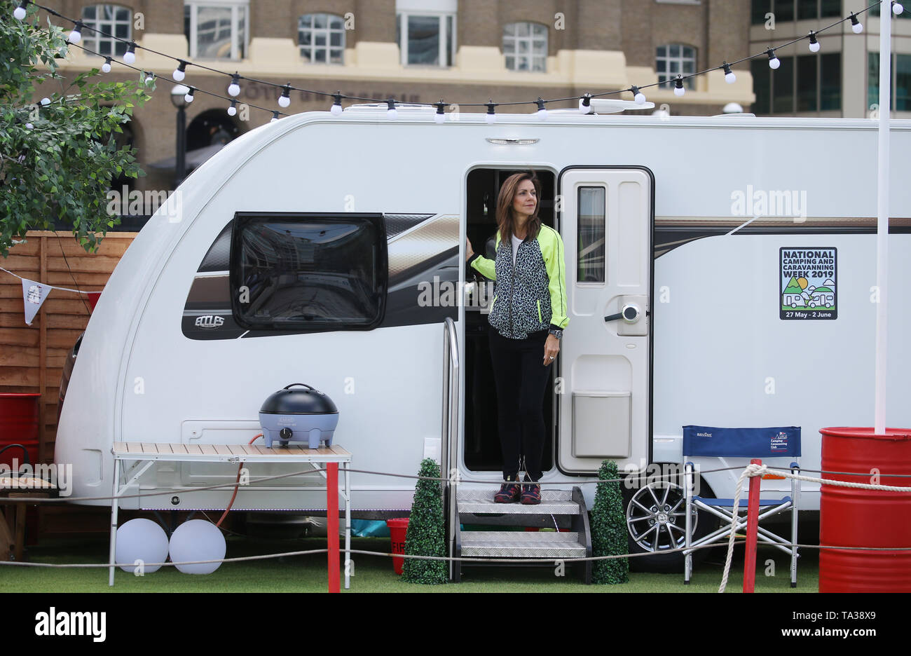 À l'embargo 0001 Mercredi 22 mai 2019 présentatrice TV Julia Bradbury emplacements jusqu'à Tower Bridge sur un camping pour célébrer le 100e anniversaire de la caravane et camping National lancement Semaine 2019 (NCCW), qui se déroule du 27 mai au 2 juin. PRESS ASSOCIATION. Photo date : mardi 21 mai 2019. Crédit photo doit se lire : Isabel Infantes/PA Wire Banque D'Images