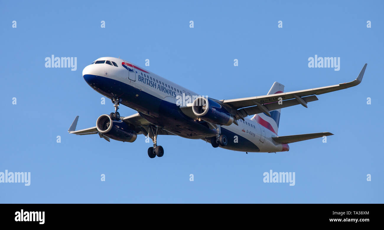 British Airways Airbus A320 G-EUYS en approche finale à l'aéroport de Londres Heathrow LHR Banque D'Images