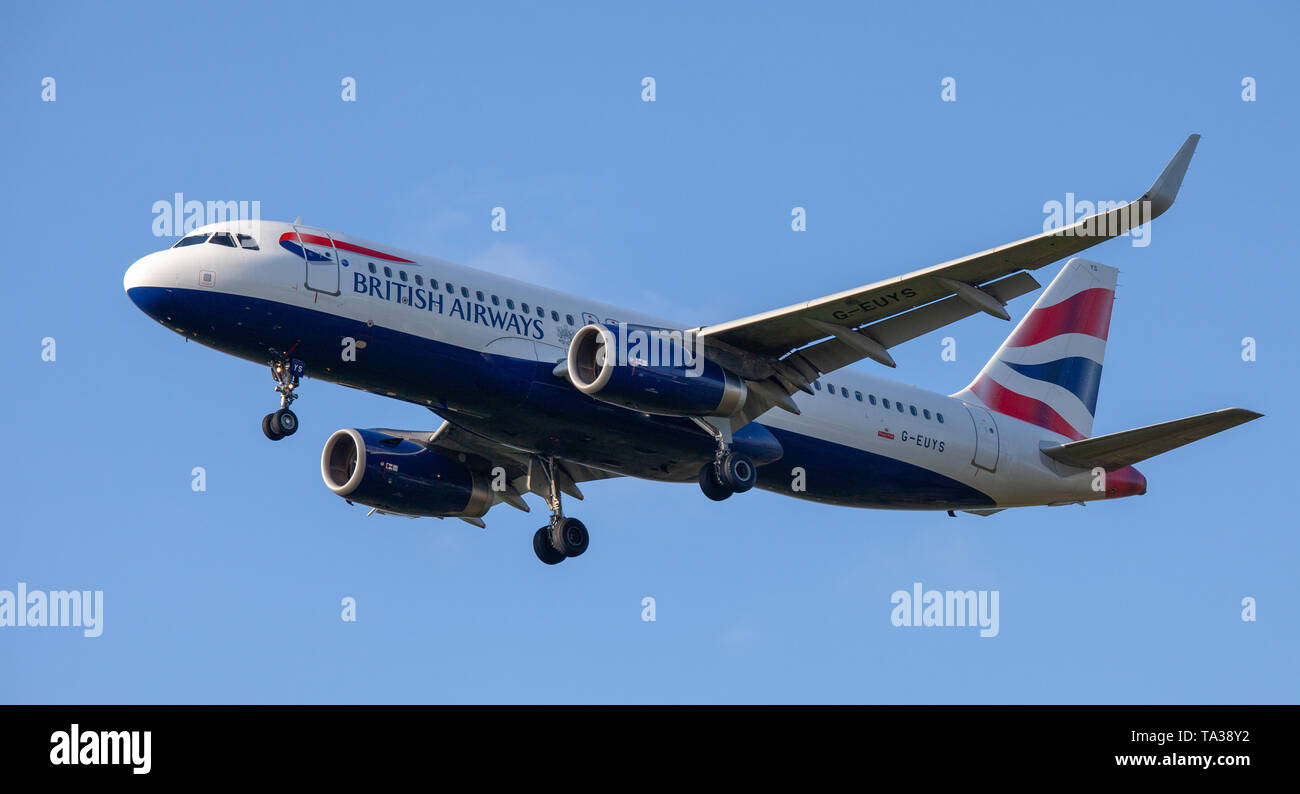 British Airways Airbus A320 G-EUYS en approche finale à l'aéroport de Londres Heathrow LHR Banque D'Images