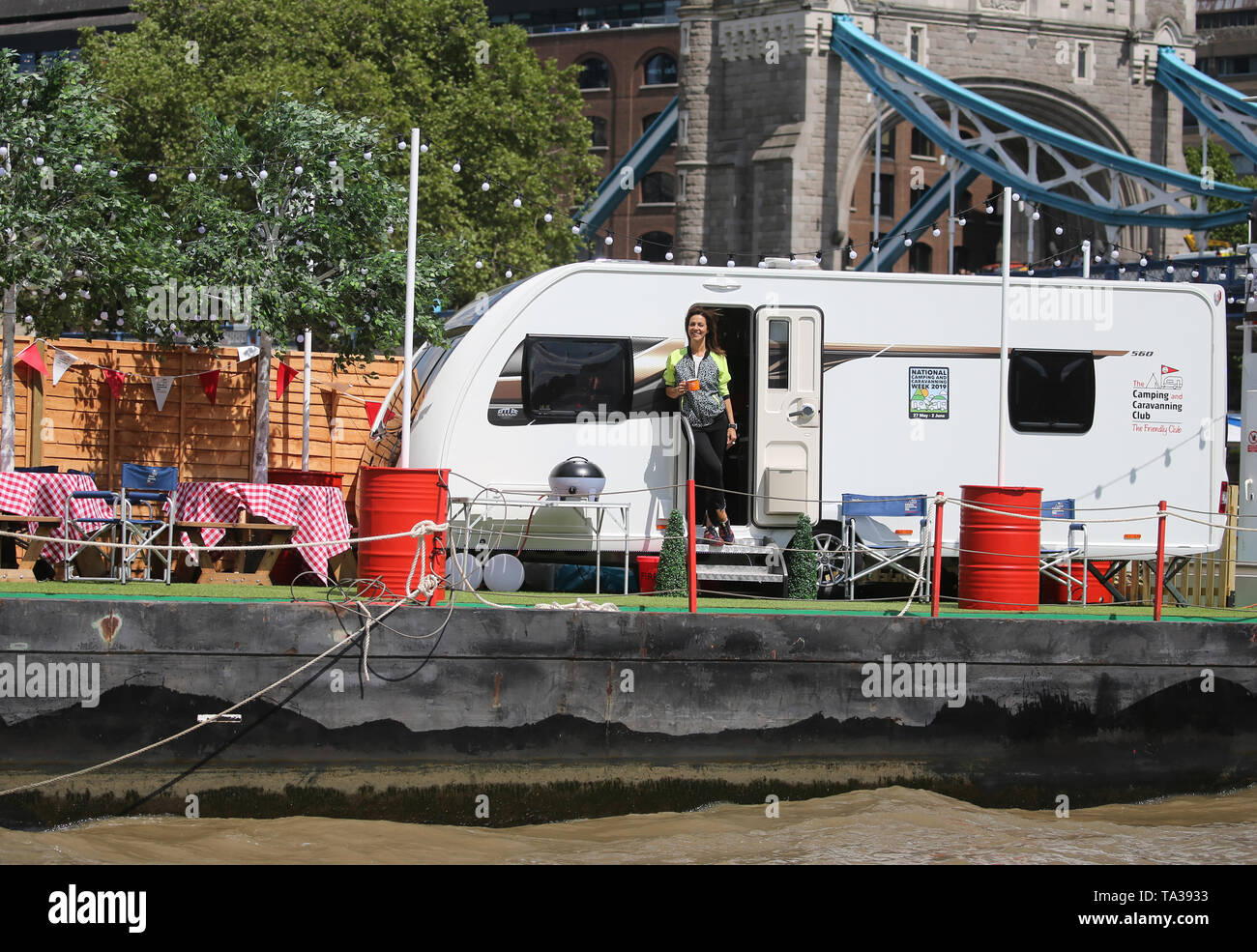 À l'embargo 0001 Mercredi 22 mai 2019 présentatrice TV Julia Bradbury emplacements jusqu'à Tower Bridge sur un camping pour célébrer le 100e anniversaire de la caravane et camping National lancement Semaine 2019 (NCCW), qui se déroule du 27 mai au 2 juin. PRESS ASSOCIATION. Photo date : mardi 21 mai 2019. Crédit photo doit se lire : Isabel Infantes/PA Wire Banque D'Images