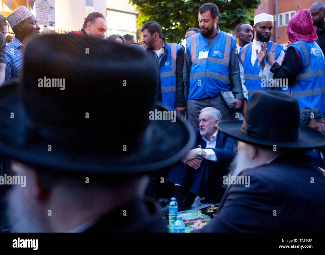 Jeremy Corbyn leader du parti se joint à une rue à l'extérieur repas iftar mosquée de Finsbury Park à Londres, à l'occasion du deuxième anniversaire de l'attaque terroriste de Finsbury Park. Banque D'Images