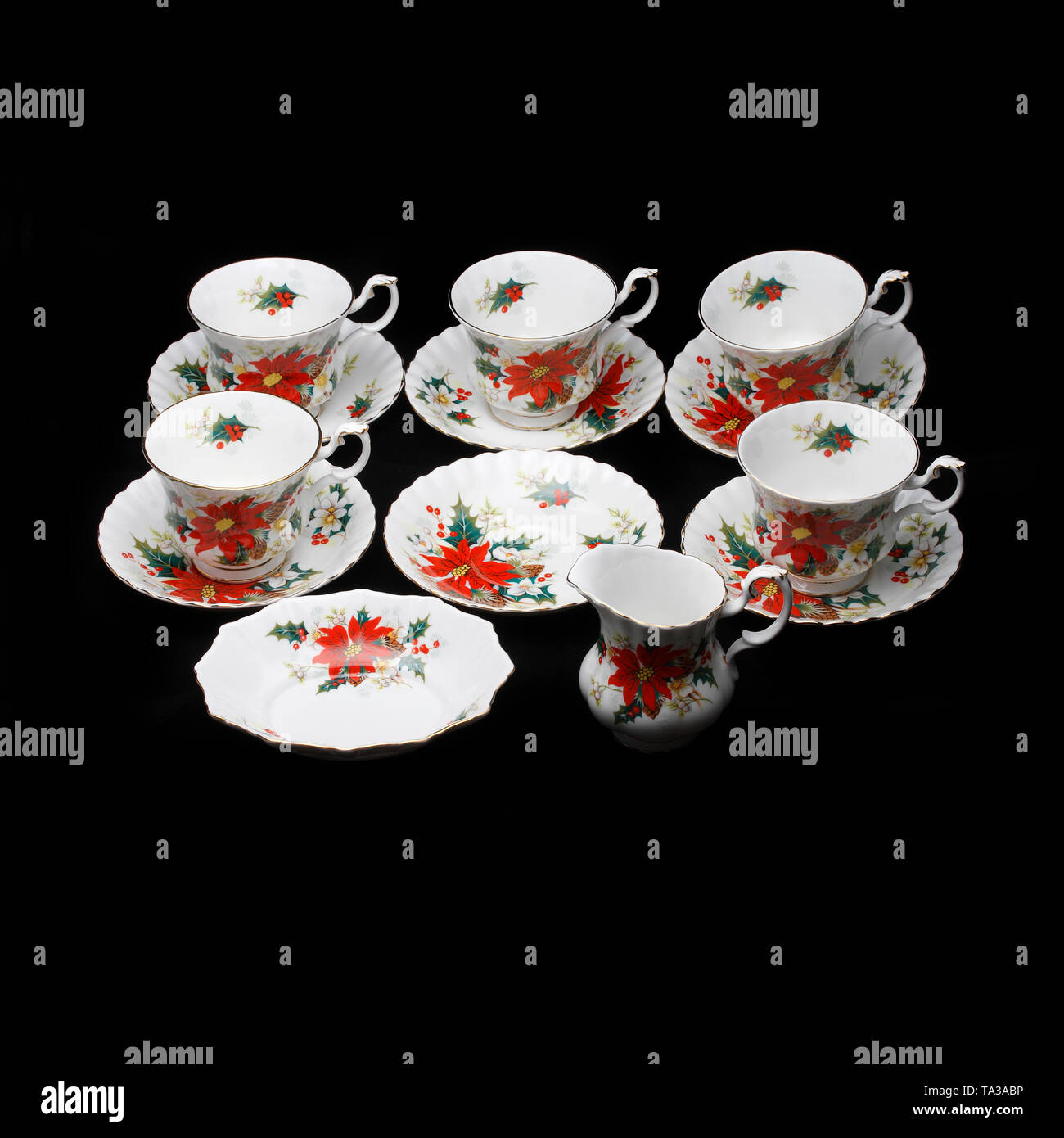 Royal Albert 'Yuletide Ponsettia'. 5 tasses, 6 soucoupes, 1 plat sucré - Bone china Nom: Royal Albert 'Yuletide Poinsettia'. 5 tasses, 6 soucoupes, 1 di sucré Banque D'Images