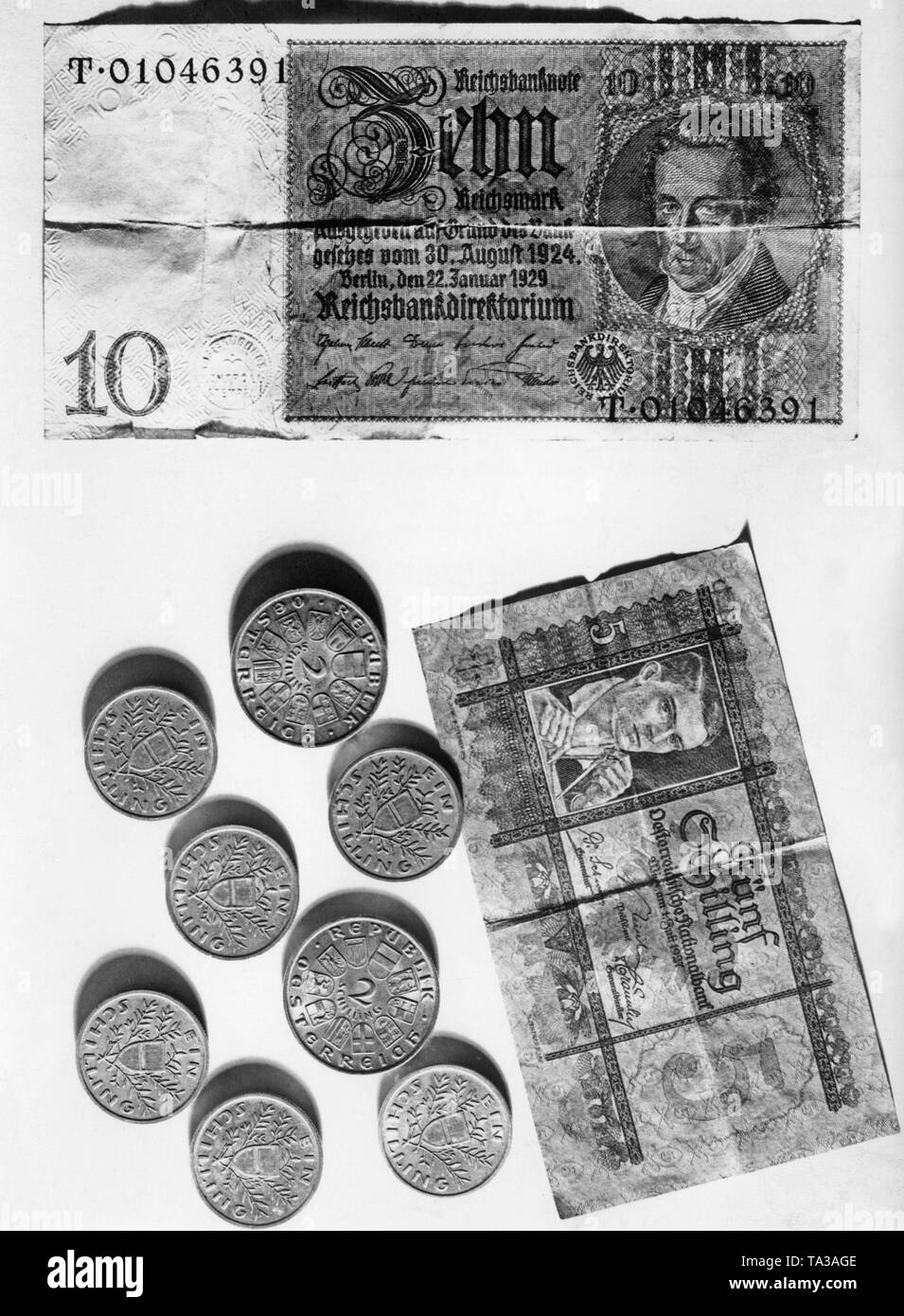Après l'annexion de l'Autriche à l'Empire allemand, la réforme monétaire est en cours en Autriche. Le shilling est changé en Reichsmark au taux de 2:3. Banque D'Images