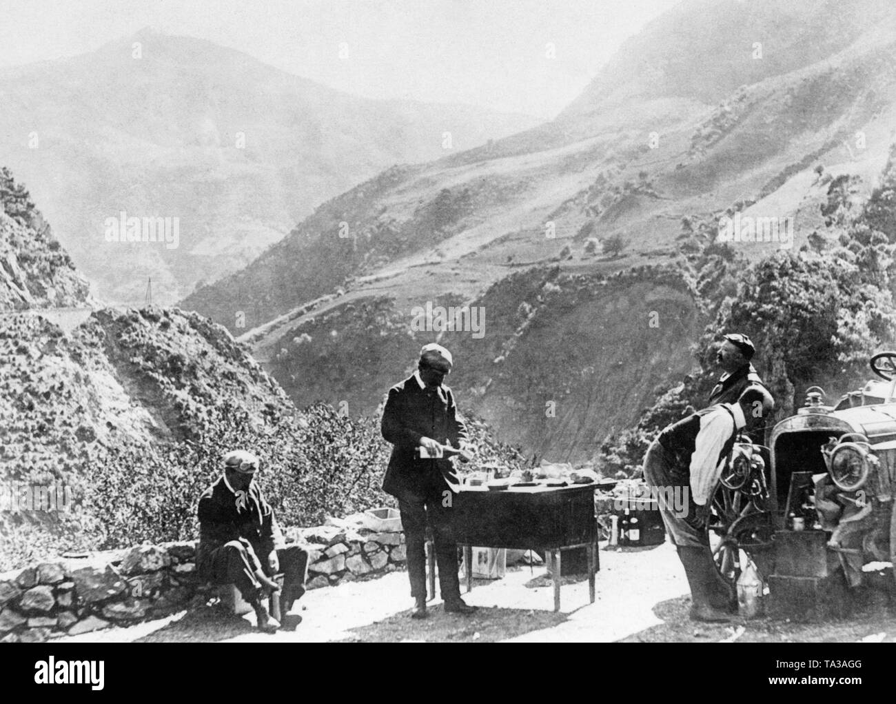 Partie de chasse à la pause du matin dans les Pyrénées, dans cette période les voyagistes offerts 'voyages de chasse en voiture', où les chasseurs ont eu l'occasion d'aller en voiture jusqu'à la plus pratique de chasse. Banque D'Images