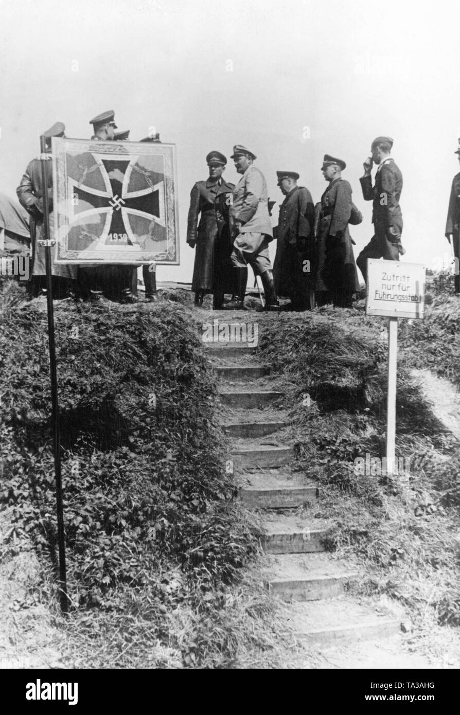 Hermann Goering à son poste de commandement sur la côte du canal avec les officiers de la Luftwaffe. Au premier plan le standard du Reichsmarschall. Banque D'Images