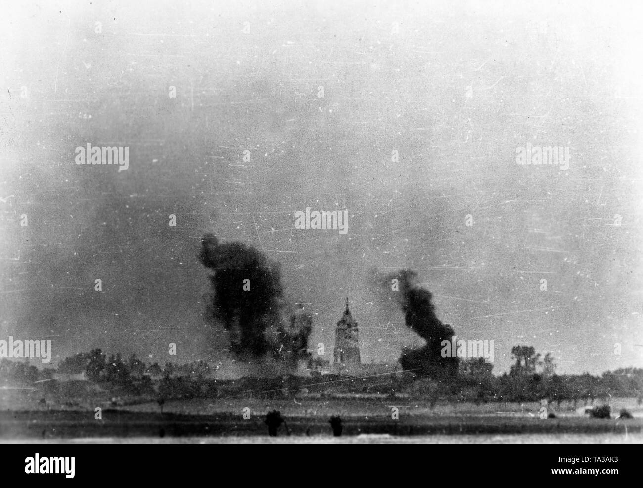 Attaque de Stuka sur Bergues dans les batailles au cours de l'évacuation des troupes britanniques à Dunkerque. Photo : Gofferje. Banque D'Images
