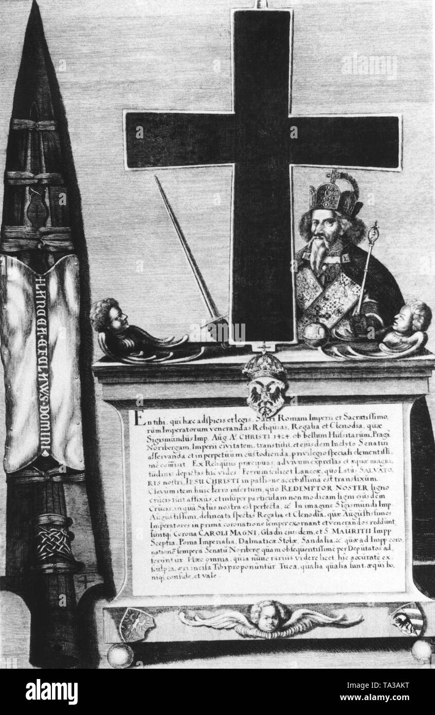 Certaines parties de l'insigne Impérial de Nuremberg, qui sont nécessaires pour la cérémonie du couronnement. Sur la gauche est la Sainte Lance, qu'Henry I (Roi 919-936) acquis probablement en 935 de Rudolf de Bourgogne (923-936) Roi de France. Vous pouvez également voir une partie de la Croix du Christ. Il est incorporé dans une châsse en forme. Selon le texte de l'empereur à coronation robes (à droite) est Sigismond. Il est investi d'une couronne, le sabre de cérémonie, l'impériale l'Orbe, le sceptre, l'aube, l'étole, et les armoiries royales. Banque D'Images