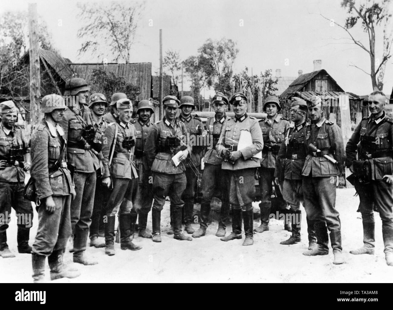 Le commandant d'un régiment d'infanterie (5e de gauche dans des uniformes), probablement subordonné à la Groupe d'armées Centre, avec ses compagnons, après la conquête de la place de goberge. Photo : correspondant de guerre Trautvetter. Banque D'Images