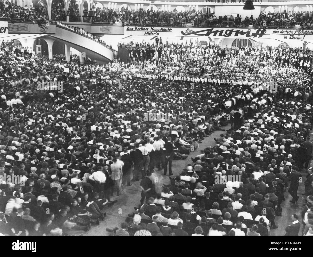 Adolf Hitler a prononcé un discours à une grande réunion de protestation à Berlin's Sportpalast. L'AS est apparue dans des chemises blanches à cause de l'interdiction d'uniforme. Sur une bannière est l'inscription "der Angriff (l'attaque), le Gau journal de la NSDAP de Berlin. Banque D'Images