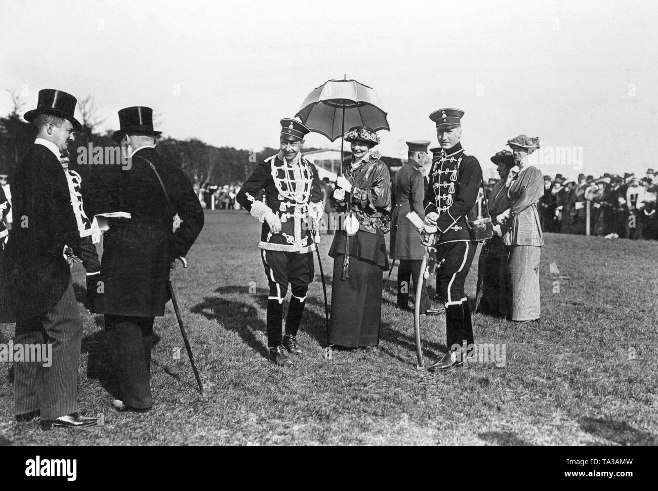 Le Prince Wilhelm (3e de gauche) dans l'uniforme des Totenkopfhusaren ( (1. Leib-Husaren-Regiment Nr. 1 Danzig), ainsi que son épouse la princesse Cecilie (4e de gauche avec parapluie) et le Prince Friedrich Karl de Prusse (5e de gauche) à la course de Pâques à Karlshorst". Banque D'Images