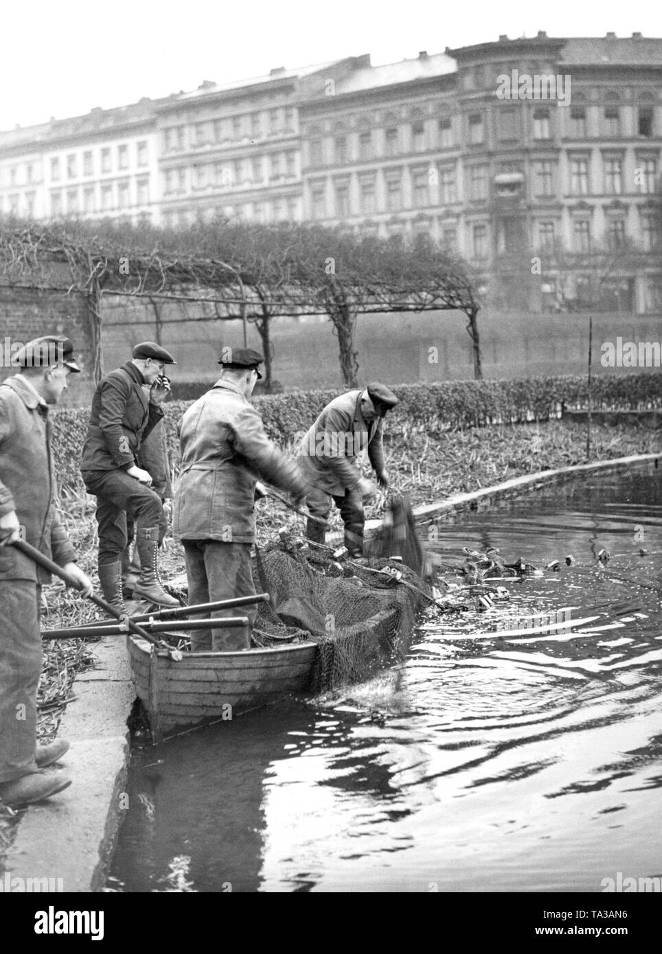 Les moustiquaires sont énoncés dans l'Engelbecken à Oranienplatz, pour attraper les poissons ensemencés au printemps. Banque D'Images