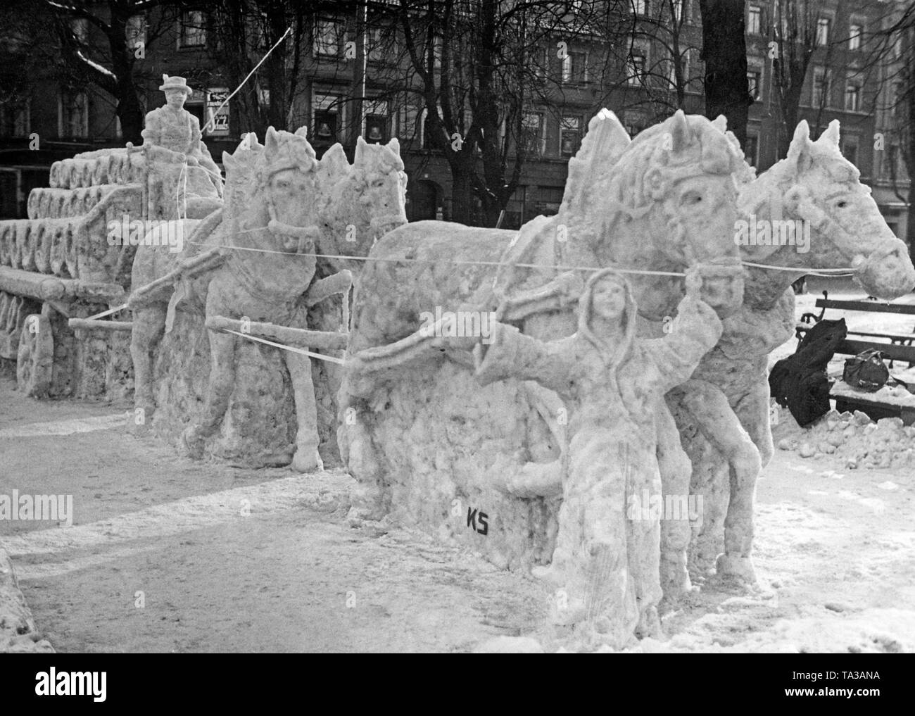 La Muenchner Kindl et le panier d'une brasserie fait de neige par l'artiste neige Konrad Seiler. Banque D'Images