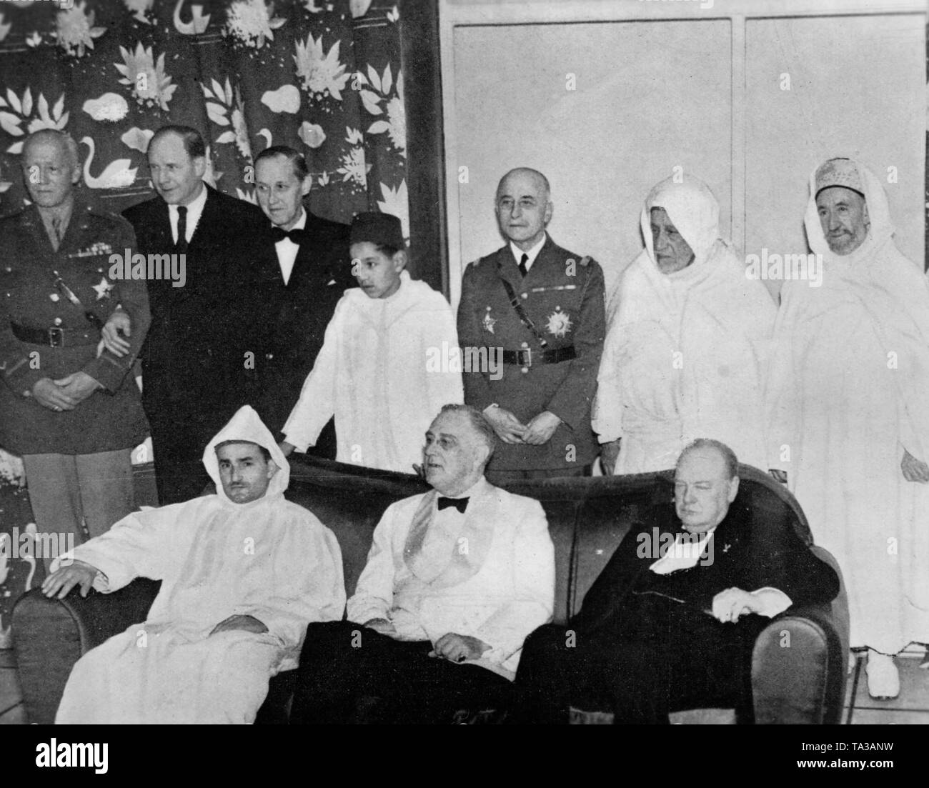 Des représentants de la coalition contre Hitler se sont réunis lors d'une réunion secrète dans la ville marocaine de Casablanca, entre 14 et 24 janvier. Assis sur la table de la gauche : le sultan du Maroc, le président américain Franklin D. Roosevelt, le Premier ministre britannique Winston Churchill, debout derrière : le Major-général George Patten, la mission diplomatique du général Eisenhower, Robert Murphy, Harry Hopkins, l'héritier de la Sultan marocain, le général Nogues et deux ministres du Sultan. Joseph Staline s'est abstenu à la conférence parce qu'il ne pouvait pas quitter l'Union soviétique en vue de la Banque D'Images