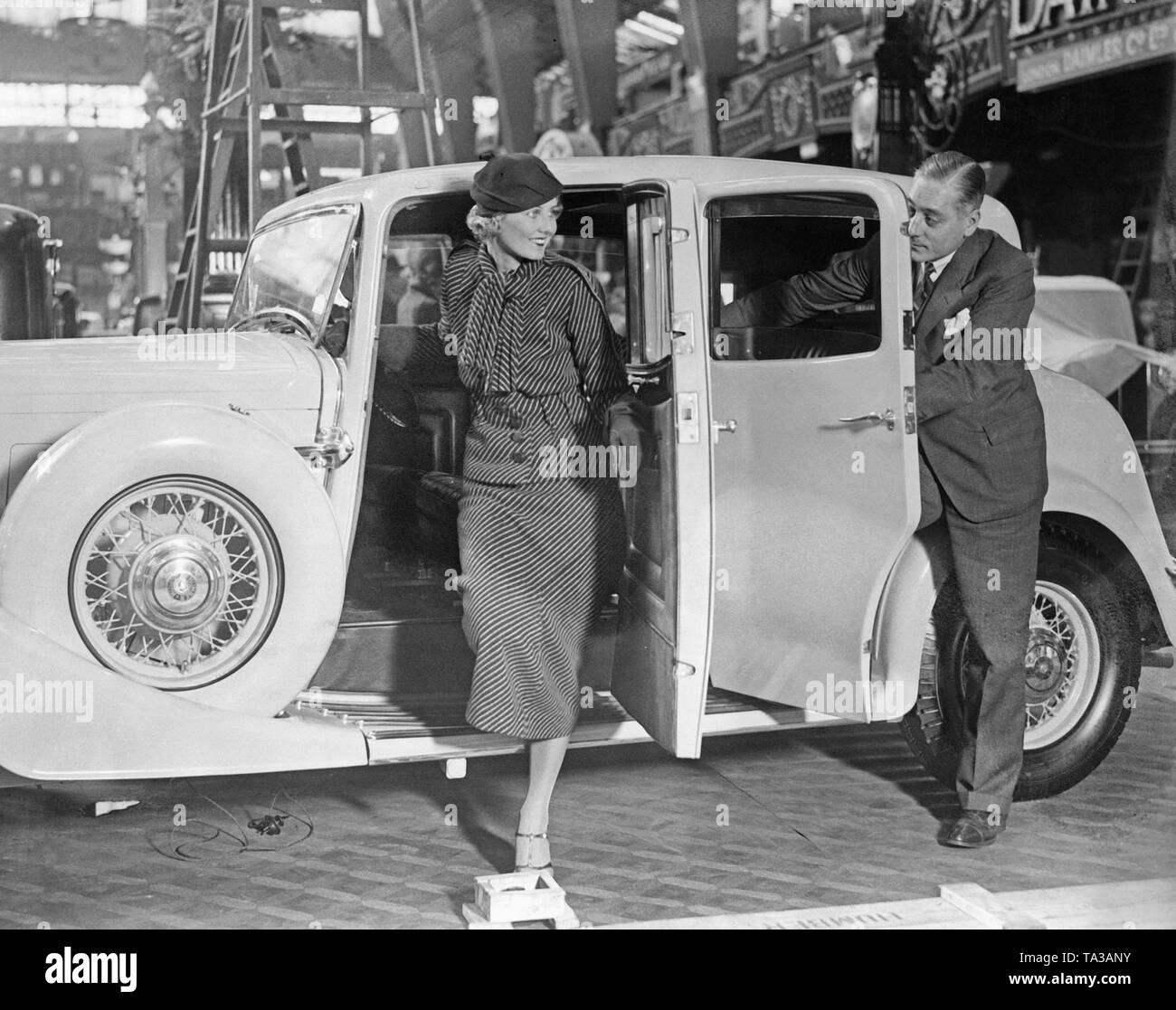 Une femme sort d'un 1934 Humber Snipe au British International Motor Show à Londres. Banque D'Images