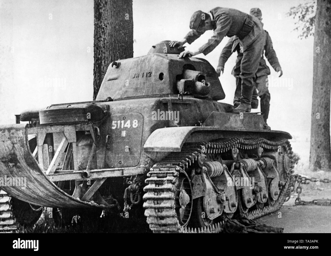 Les soldats allemands examinent un réservoir français abandonnés du type 'Renault R35'. Banque D'Images