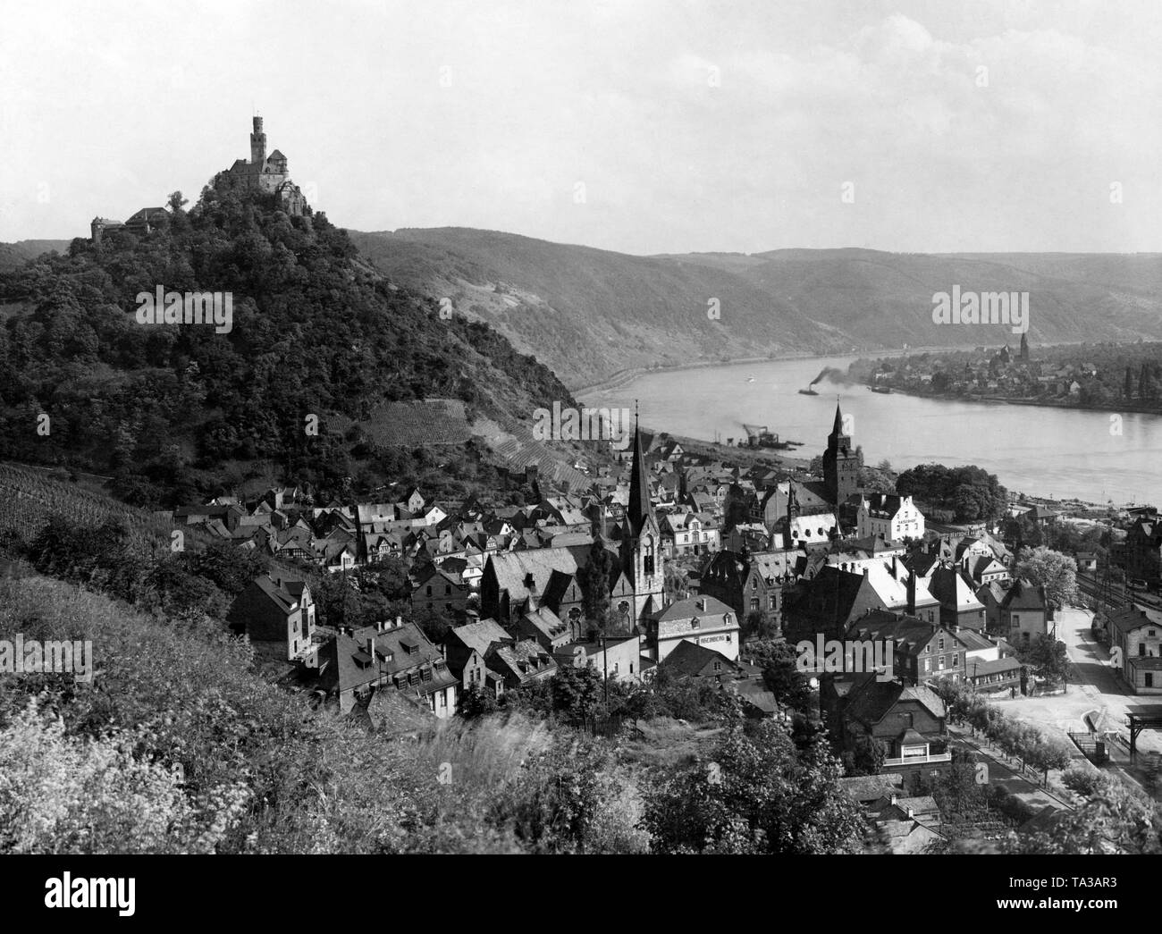 Niederfell en vue de l'undistroyed Marksburg, le seul château de la colline sur le Rhin moyen, et l'église protestante de tours de l'église Sainte Barbara et Église de Saint Marc. Banque D'Images