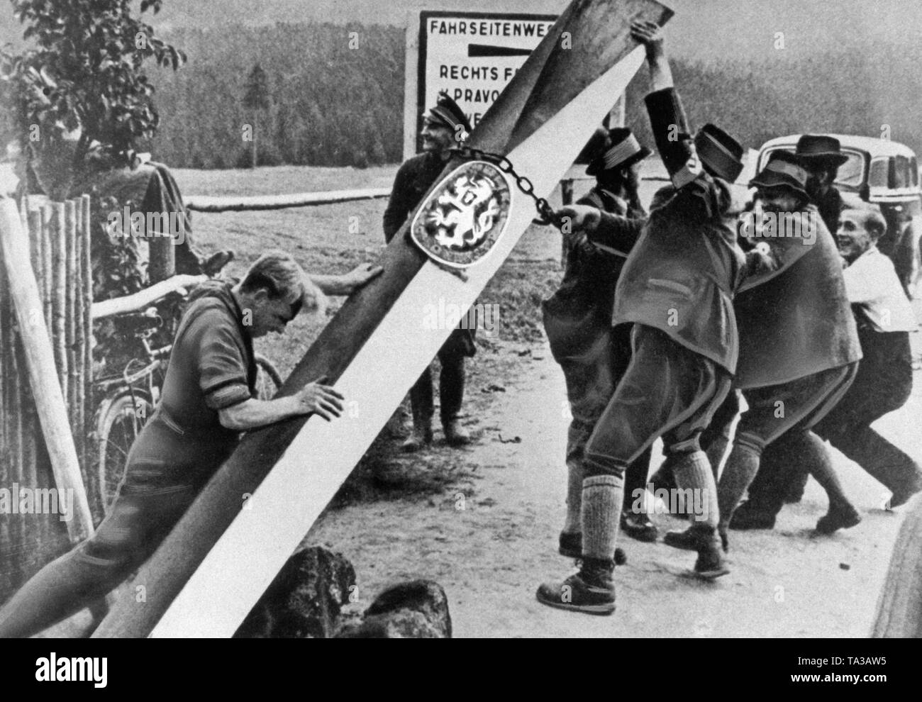 Habitants des Sudètes et les fonctionnaires des douanes tirez sur les postes frontière à la frontière. German-Czechoslovak Banque D'Images