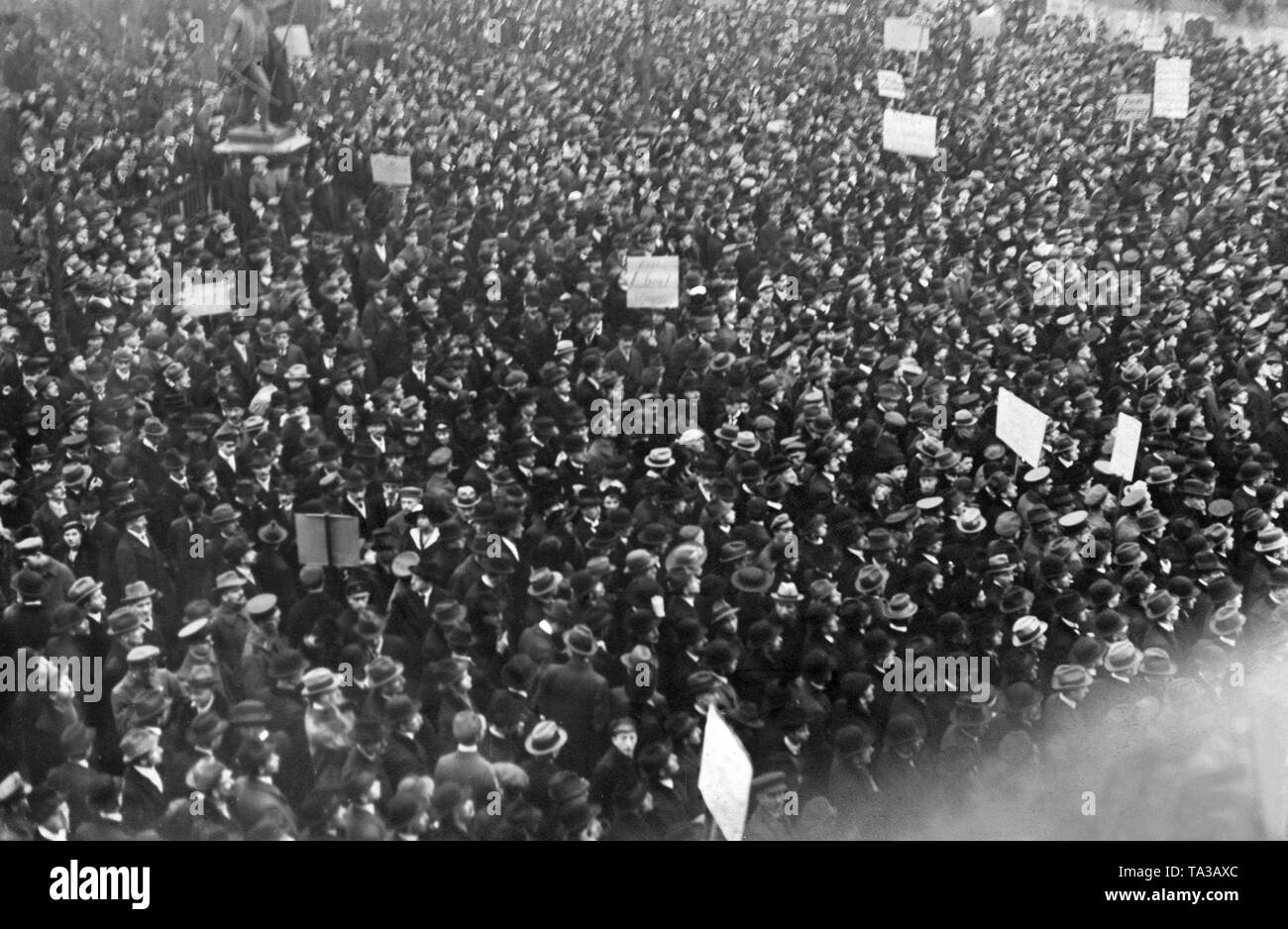 À l'époque de la révolution, les grandes manifestations et rassemblements ont eu lieu tous les jours. Ici, les partisans de la MSPD démontrant sur la Wilhelmplatz. Banque D'Images