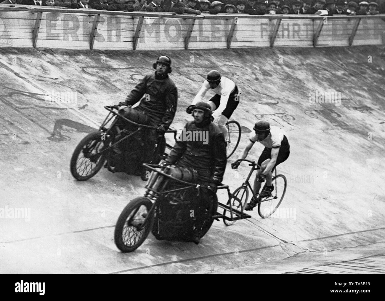 Deux voies cyclistes roulent avec leurs pacers motorisé sur une piste cyclable à Berlin. Banque D'Images