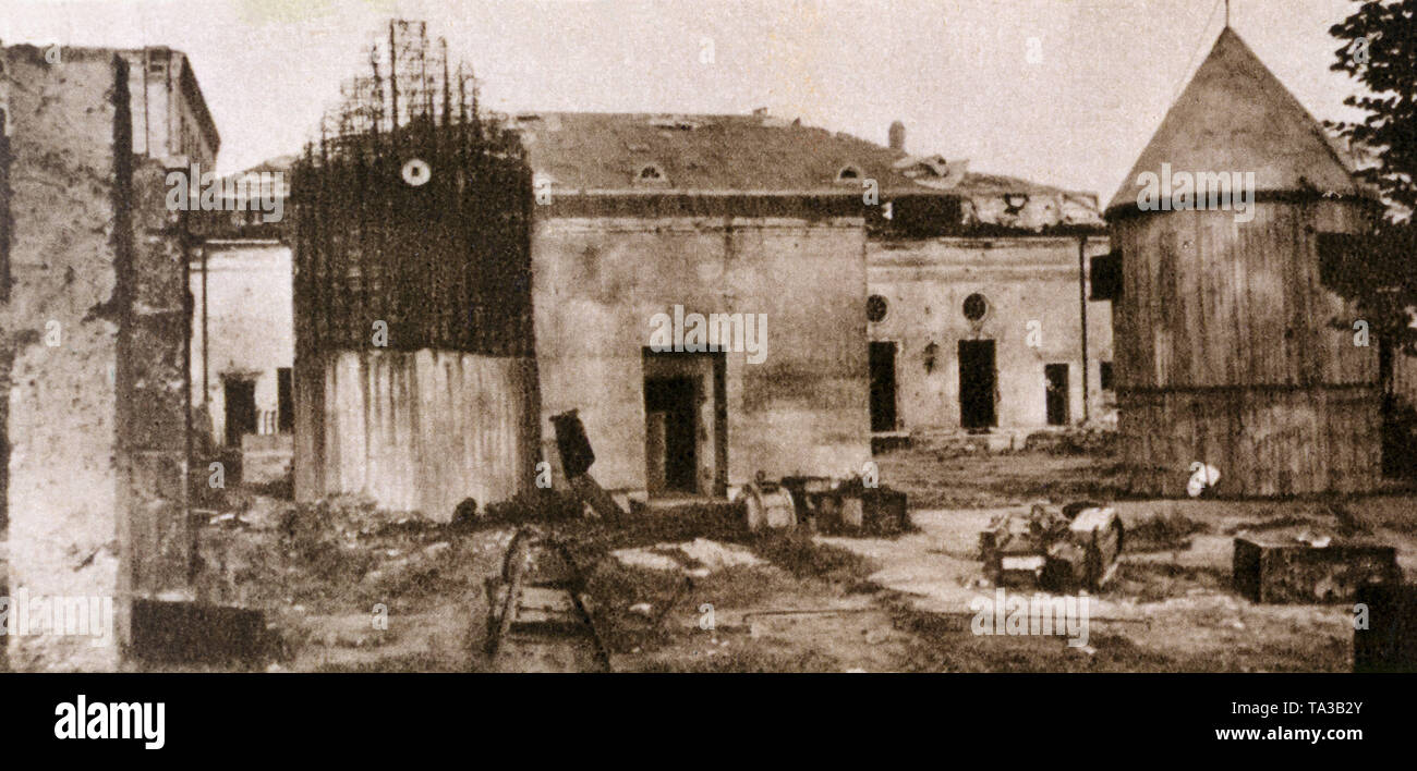 Le bunker d'Adolf Hitler dans le jardin de la Chancellerie du Reich à Berlin après la conquête de Berlin par l'Armée Rouge. Banque D'Images