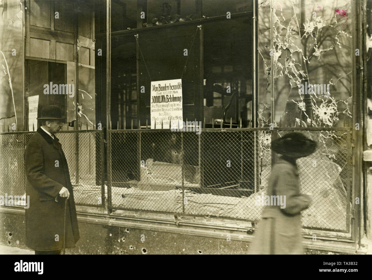 Dans la vitrine d'un magasin détruit et pillé se bloque l'inscription : 'volé par les gangs, à propos de 300 000 marques, 30 000 points de récompense pour la restitution des biens volés à moi et l'identification des auteurs, ou 10  % de la valeur des objets" Banque D'Images