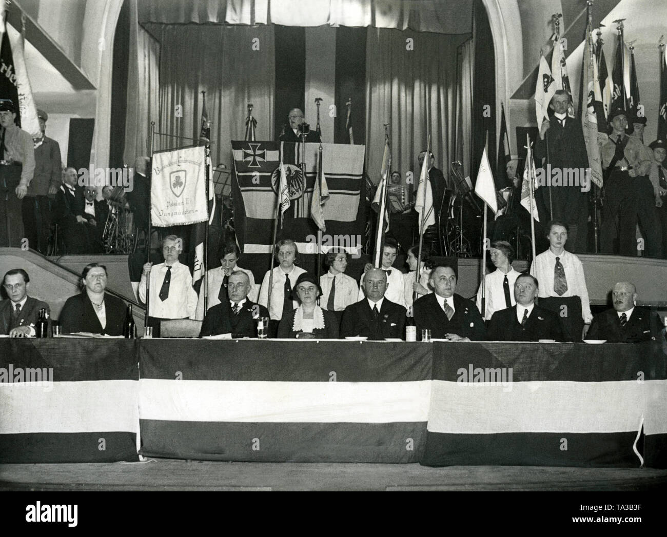 Le représentant de la Prusse dans le DNVP Landtag, Wolf von Gersdorff, donne un discours devant les membres du parti réunis au cours d'une campagne électorale au clou à Berlin. Sa chaire est ornée de l'imperial War flag, qui à cette époque était également au centre du drapeau différend. La table de l'exécutif du parti est décoré avec le drapeau de l'Empire allemand, derrière elle une position soi-disant "Jungmaedchen" (jeunes filles) de la partie (photo non datée). Banque D'Images