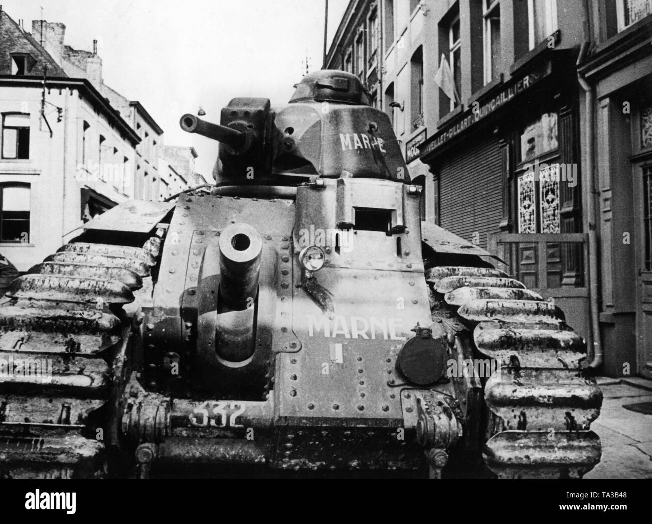 Renault Char B1 détruit par une attaque de Stuka dans un village français. Banque D'Images