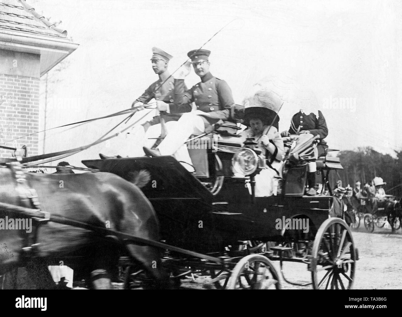 Le Prince héritier et la Princesse dur à la course d'ouverture avec un quatre-en-transport en mains propres. En face sur l'entraîneur fort s'asseoir le Prince Wilhelm (l.) et de son frère August Wilhelm (r.). À l'arrière de la voiture sont les deux femmes Crown Princess Cecilie (à gauche), née Duchesse de Mecklembourg et la Princesse Alexandra Viktoria (droite), née Duchesse de Schleswig-Holstein-Sonderburg-Gluecksburg. Banque D'Images