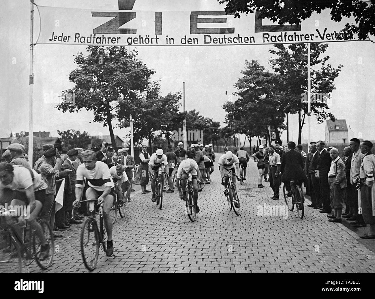 Commencer à la quatre-club team ride plus de 100 kilomètres de Nuremberg. Au-dessus de la route est une bannière avec l'inscription : 'Chaque cycliste est membre de l'Association des cyclistes allemands." à gauche et à droite de la rue sont spectateur Banque D'Images