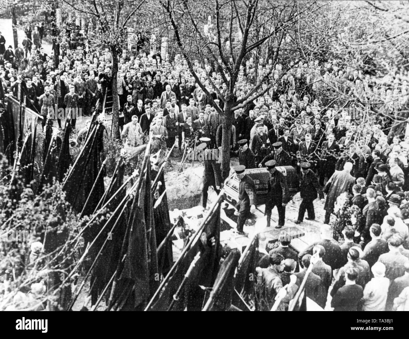 Trois communistes ont été tués dans des combats de rue le 24 mai à Berlin. Cette photo montre l'enterrement des victimes de la Roter Frontkaempferbund et leurs camarades à Friedrichsfelde. Banque D'Images
