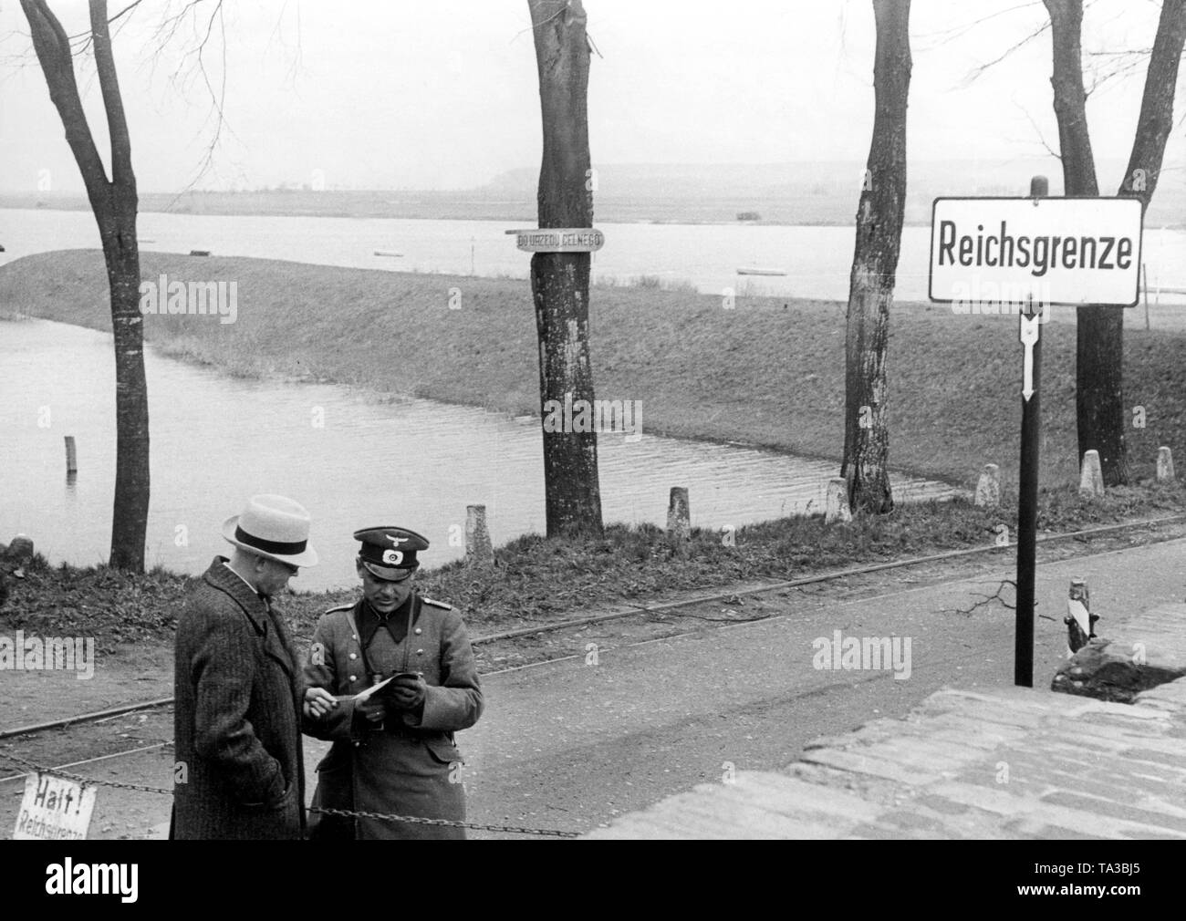 Seuls quelques-uns des habitants de l'Est de la Prusse ont été autorisés à franchir la frontière polonaise sur la Vistule. Les habitants d'Kurzbrack allemand ont été autorisés à traverser la frontière qu'avec une entrée et des frontières qu'à certains moments de la journée. Côté allemand, il y a un panneau qui dit : 'Reichsgrenze" (frontière impériale). Banque D'Images