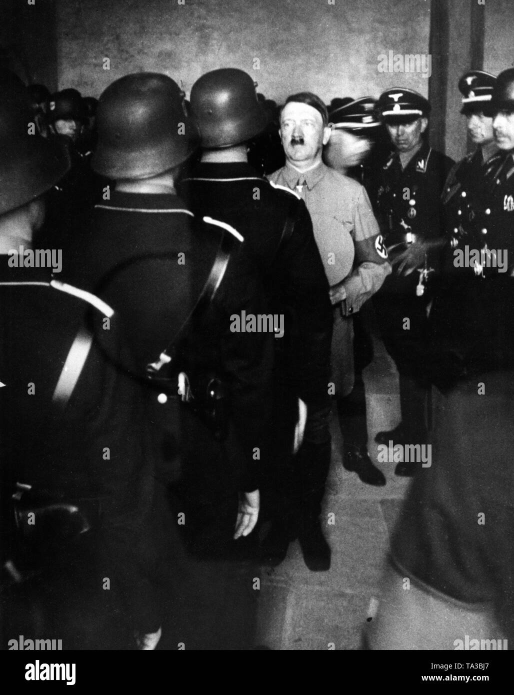 Adolf Hilter (avant) et Reichsfuehrer SS Heinrich Himmler félicite les jeunes officiers de la SS dans la crypte avec la tombe d'Henri I, empereur du Saint Empire Romain, dans les Dom (Quedlinburger Saint-servais Schwanenburg). Derrière de gauche, Julius Schaub et Karl Wolff. Sans date d'enregistrement. Banque D'Images