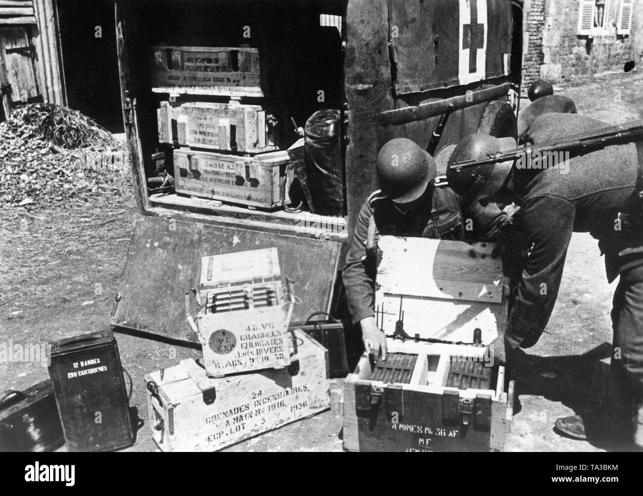 Les soldats allemands examiner une boîte de munitions, qui a été trouvé avec d'autres dans un véhicule ressemblant à une ambulance à Rethel a.d. L'Aisne. Photo : Schlickum Banque D'Images