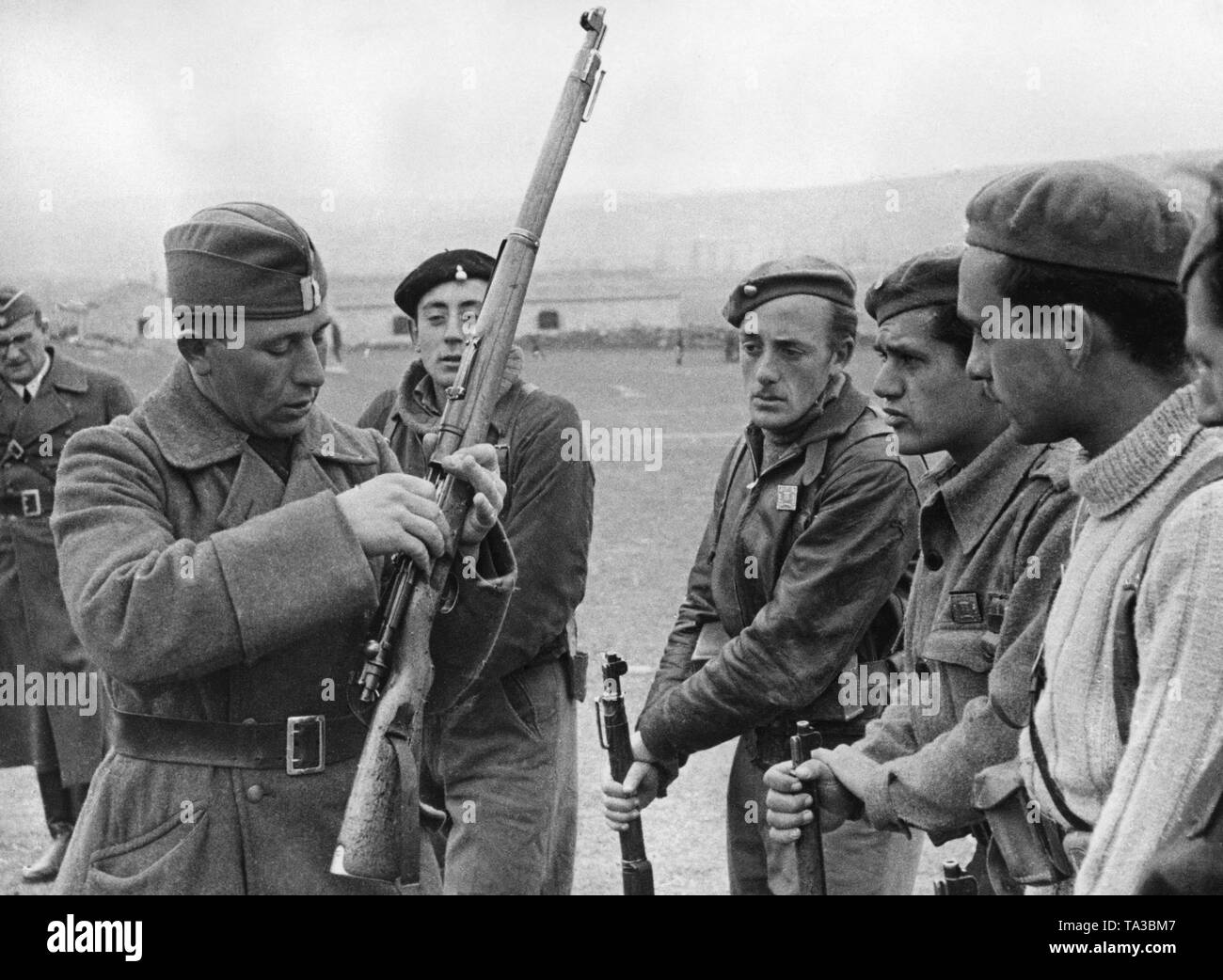 Photo non datée d'un caporal de la légion Condor allemande (à gauche), qui forme un groupe d'agents national espagnol sur un Mauser Gewehr 98 allemand à l'École de formation d'infanterie dans la région de Avila, Castille et Leon, pendant la guerre civile espagnole. Banque D'Images