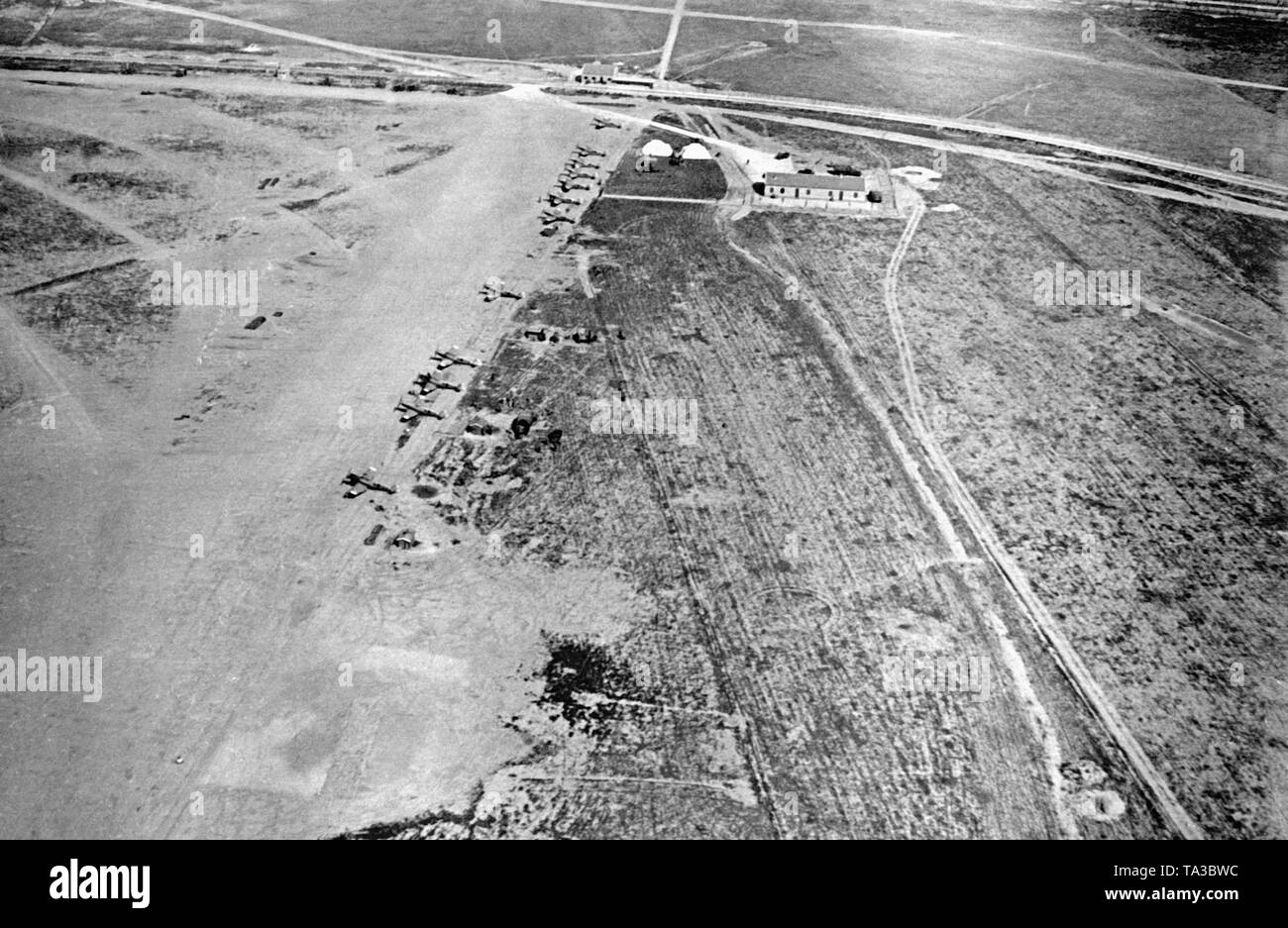 Photo aérienne d'un aérodrome de sqadron 88 de la légion Condor en Espagne 1939. Sur la photo, les bâtiments et plusieurs pilotes de chasse allemand Messerschmitt Bf 109 type . Banque D'Images