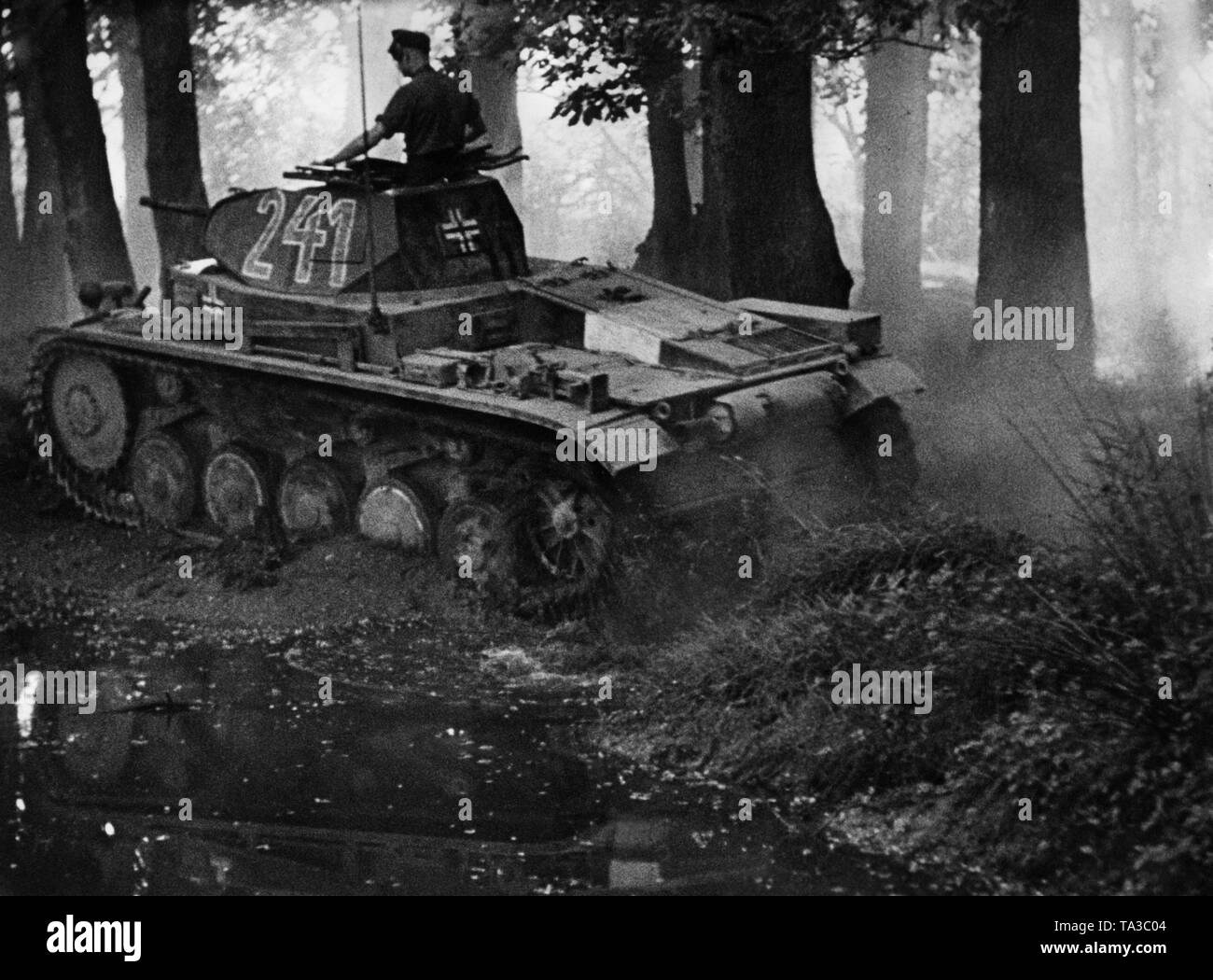 Un allemand Panzer II avance à travers une forêt. Probablement une moviestill de Sieg im Westen (victoire à l'Ouest). Banque D'Images