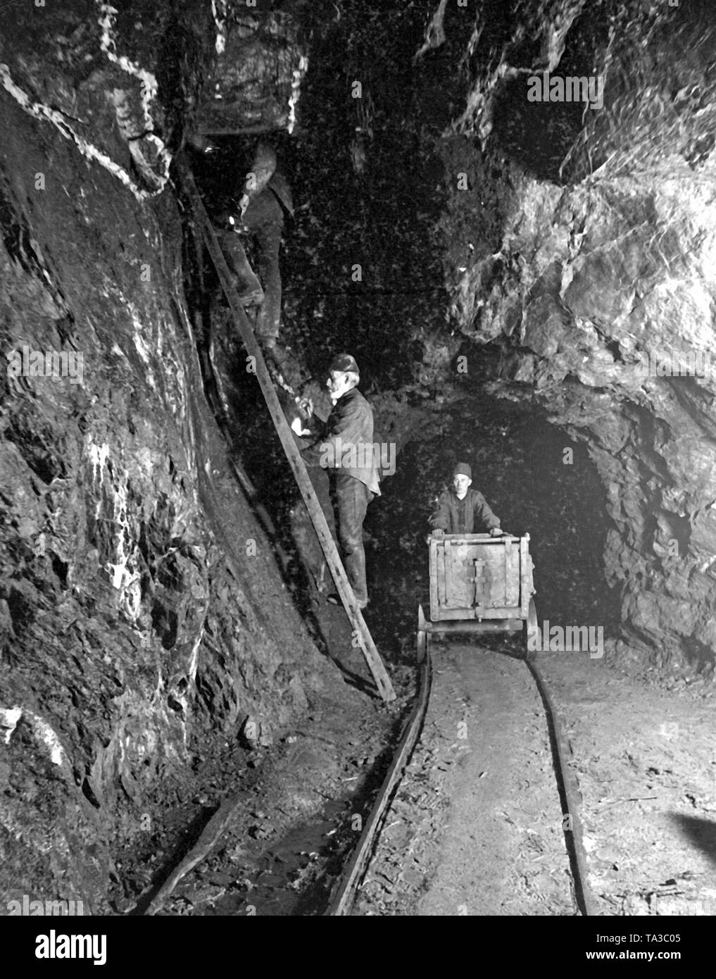 Vue dans un tunnel dans la mine de minerai de Rammelsberg près de Goslar dans le Harz. Les mineurs au travail. Banque D'Images