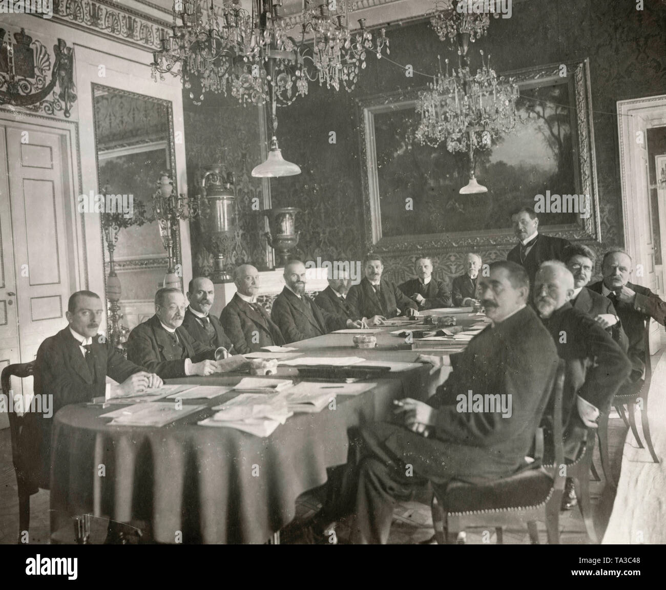 Le premier gouvernement national de la République de Weimar sous le social-démocrate Philipp Scheidemann lors d'une réunion au Palais de Weimar. De gauche à droite : autour de la table, l'inconnu, de l'Alimentation, M. Robert Schmidt (SPD), Vice-chancelier allemand Eugen Schiffer (DDP), Chancelier Philipp Scheidemann (SPD), Ministre de la Justice Otto Landsberg (SPD), Ministre de l'économie Rudolf Wissell (SPD), ministre du Travail Gustav Bauer (SPD) Ministre des affaires étrangères, Ulrich Graf von Brockdorff Rantzau (indépendant), Reich Ministre sans portefeuille Eduard David (SPD) Ministre de l'intérieur Hugo Preuss (DDP), Ministre de la poste Johannes Giesberts Banque D'Images