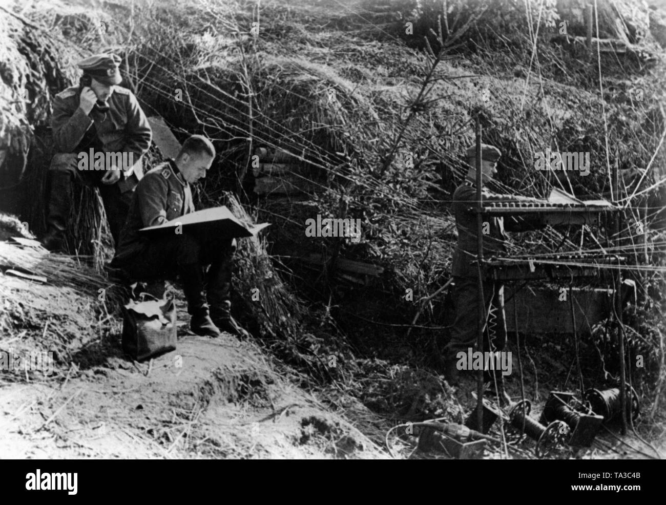Poste de commande de la Wehrmacht lors de l'opération Typhon au début d'octobre 1941. L'objectif de cette opération était la conquête de Moscou. La photo montre radio fils reliant l'état-major général à l'avant. Gauche sur la photo deux agents. Photo : reporter de guerre Sepp Jaeger. Banque D'Images