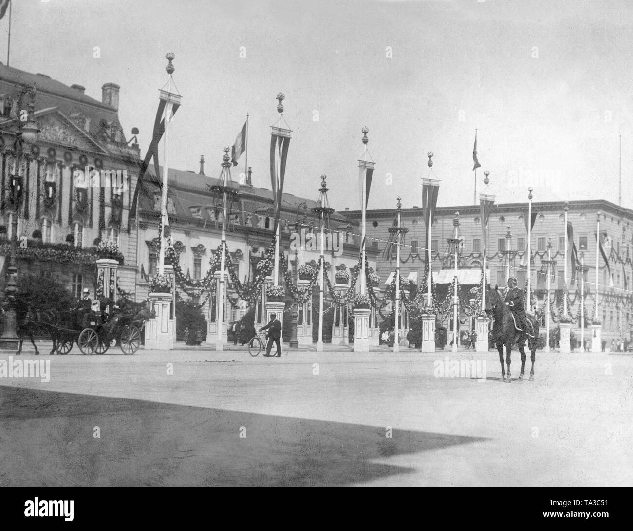 Le Palais de la ville de Potsdam a été décoré avec des guirlandes de fleurs de fête et les drapeaux à l'occasion du mariage du Prince William de la Prusse avec sa fiancée Duchesse Cecilie von Mecklenburg. Banque D'Images