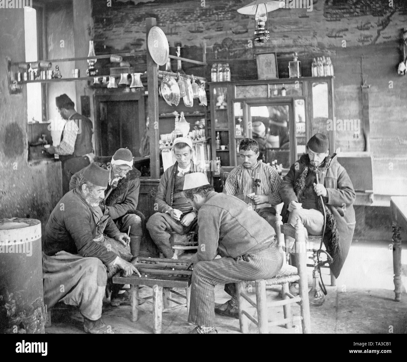 La vie publique en Turquie : les hommes dans un café dans la partie kurde de la Turquie. Banque D'Images