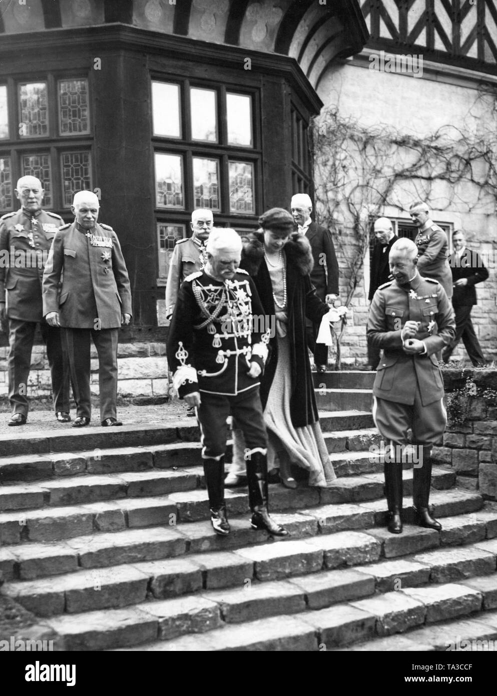 Le Prince Wilhelm (à droite) avec son épouse la princesse Cecilie pendant son anniversaire célébration au château de Cecilienhof près de Potsdam. Sur la gauche à côté de la couronne prince couple Generalfeldmarschall von Mackesen Août. Dans la rangée arrière, le général von Marne, le général von Loeben, le général von Eberhard, le général von Luettwitz, le général von einem, le général von Mueldner, et le fils du prince héritier Frédéric de Prusse, nommé Fritz. Banque D'Images